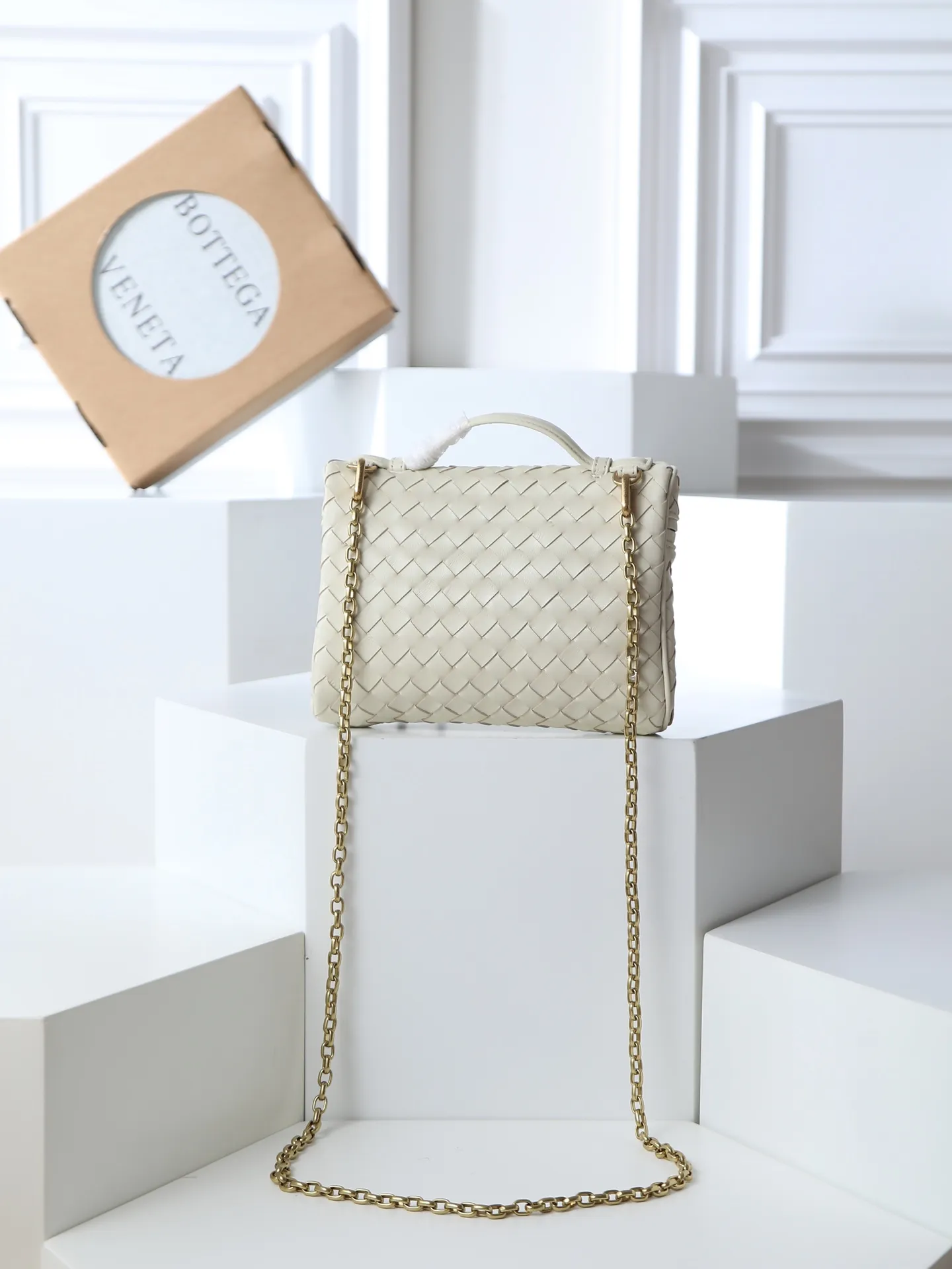 800. BOTTEGA VENETA2025 new women's small Soft Vanity bag adopts the classic Intrecciato weaving technique, inheriting the classics. The ring buckle design 😎 The light metal chain gives you a high-end sense of matching. The chain is removable, so you can wear it as a small bag ~ An elegant small bag that is perfect for participating in events. The overall body of the bag is as soft as marshmallow and can be easily kneaded, showing the strong toughness and high-end feel of the leather. The touch of sheepskin is so amazing. It is so healing when pinched! I have absolutely no resistance to small bags! ! ! Style number: 843800 Size: 19*14*3cm